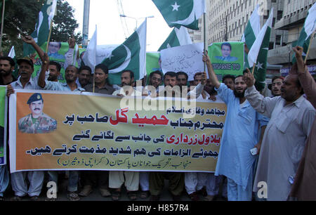 Le Pakistan. 10 novembre, 2016. Les militants du Tehreek-e-Jawanan-e-Pakistan organisent manifestation de protestation contre le président Peoples Party (PPP), à l'extérieur de Karachi Press Club le Jeudi, 10 novembre, 2016. Credit : Asianet-Pakistan/Alamy Live News Banque D'Images