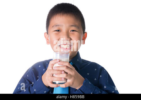 Boy boire du lait avec du lait moustache holding verre de lait isolé sur fond blanc. Banque D'Images