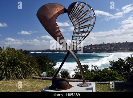 Sydney, Australie - Oct 23, 2016. Geoffrey Bartlett : embrasser. Sculpture par la mer le long de la promenade côtière de Coogee à Bondi est le Banque D'Images