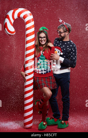 Funny Christmas couple dans la neige Banque D'Images