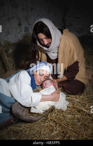 Crèche de Noël vivent dans une vieille grange - Reenactment jouer avec des costumes authentiques. Le bébé est une propriété (poupée) Parution Banque D'Images