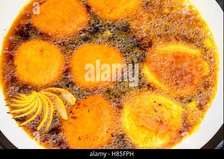 Acaraje resto brésilien frais dans l'huile de palme bouillante sombre dende Banque D'Images