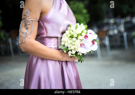 Mariée en robe rose holding a bouquet Banque D'Images