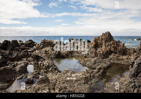 Dans les roches volcaniques de Playa San Juan - Tenerife Banque D'Images