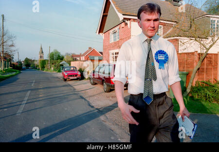 Archie Norman, chef de l'exécutif de l'Asda, futur candidat de Tunbridge Wells, au nom du parti conservateur, la campagne dans la ville, lors de l'élection générale. Le 9 avril 1997. Banque D'Images