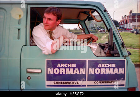 Archie Norman, chef de l'exécutif de l'Asda, futur candidat de Tunbridge Wells, au nom du parti conservateur, la campagne dans la ville, lors de l'élection générale. Le 9 avril 1997. Banque D'Images