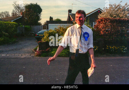 Archie Norman, chef de l'exécutif de l'Asda, futur candidat de Tunbridge Wells, au nom du parti conservateur, la campagne dans la ville, lors de l'élection générale. Le 9 avril 1997. Banque D'Images