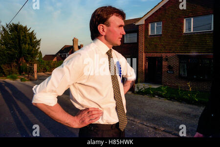 Archie Norman, chef de l'exécutif de l'Asda, futur candidat de Tunbridge Wells, au nom du parti conservateur, la campagne dans la ville, lors de l'élection générale. Le 9 avril 1997. Banque D'Images