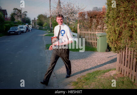 Archie Norman, chef de l'exécutif de l'Asda, futur candidat de Tunbridge Wells, au nom du parti conservateur, la campagne dans la ville, lors de l'élection générale. Le 9 avril 1997. Banque D'Images