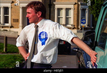 Archie Norman, chef de l'exécutif de l'Asda, futur candidat de Tunbridge Wells, au nom du parti conservateur, la campagne dans la ville, lors de l'élection générale. Le 9 avril 1997. Banque D'Images