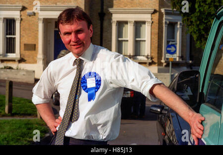 Archie Norman, chef de l'exécutif de l'Asda, futur candidat de Tunbridge Wells, au nom du parti conservateur, la campagne dans la ville, lors de l'élection générale. Le 9 avril 1997. Banque D'Images