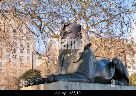 Statue du sphinx de Cleopatra's Needle, Victoria Embankment, London, UK Banque D'Images