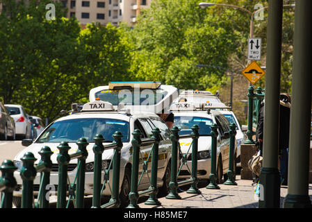 Les taxis, debout dans un taxi ou l'aire de stationnement en attente de travail à la gare centrale de Sydney en Australie Banque D'Images