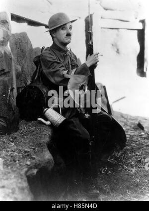 Gewehr über, (ÉPAULE) USA 1918, Regie : Charles Chaplin, Charles Chaplin, Ausdruck : Soldat, Kanne, Gewehr, Helm Banque D'Images