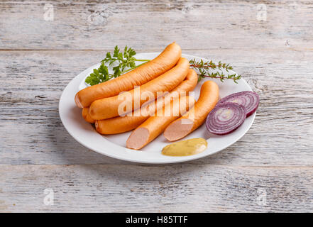 Les saucisses à hot dog on white plate Banque D'Images