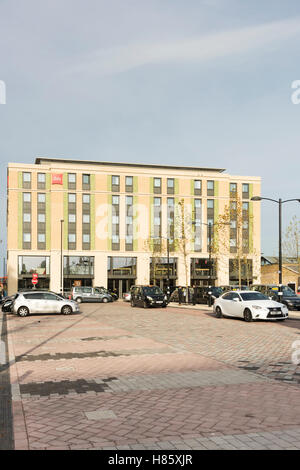 L'hôtel Ibis Gare de Cambridge plaza UK avec les taxis garés à une station de taxis à l'extérieur Banque D'Images