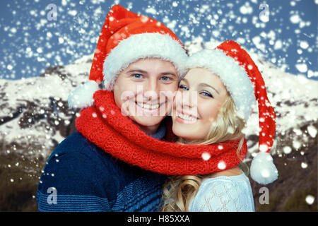 Joli couple Noël au Père Noël chapeaux Banque D'Images