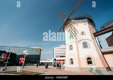 MINSK, BELARUS - 19 mai 2015 : Lido typique self-service restaurant avec cuisine nationale lettone. Banque D'Images