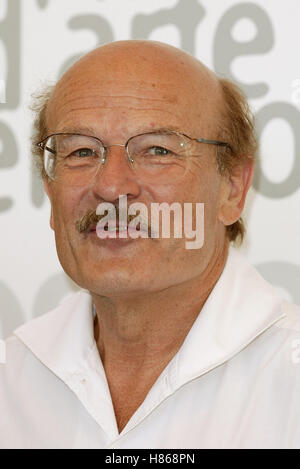 VOLKER SCHLONDORFF LE VIOLONCELLE PHOTOCALL FESTIVAL DU FILM DE VENISE Venise ITALIE 03 Septembre 2002 Banque D'Images