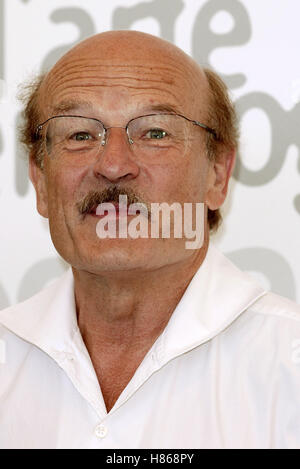 VOLKER SCHLONDORFF LE VIOLONCELLE PHOTOCALL FESTIVAL DU FILM DE VENISE Venise ITALIE 03 Septembre 2002 Banque D'Images