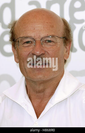 VOLKER SCHLONDORFF LE VIOLONCELLE PHOTOCALL FESTIVAL DU FILM DE VENISE Venise ITALIE 03 Septembre 2002 Banque D'Images