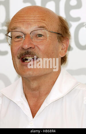 VOLKER SCHLONDORFF LE VIOLONCELLE PHOTOCALL FESTIVAL DU FILM DE VENISE Venise ITALIE 03 Septembre 2002 Banque D'Images