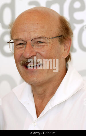 VOLKER SCHLONDORFF LE VIOLONCELLE PHOTOCALL FESTIVAL DU FILM DE VENISE Venise ITALIE 03 Septembre 2002 Banque D'Images