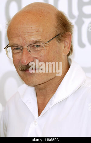 VOLKER SCHLONDORFF LE VIOLONCELLE PHOTOCALL FESTIVAL DU FILM DE VENISE Venise ITALIE 03 Septembre 2002 Banque D'Images