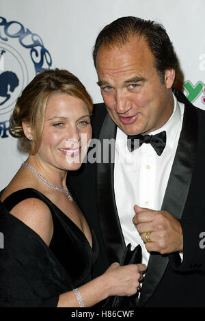 JAMES BELUSHI & FEMME 15E CAROUSEL OF HOPE BALL Beverly Hilton Hotel BEVERLY HILLS LA USA 15 Octobre 2002 Banque D'Images