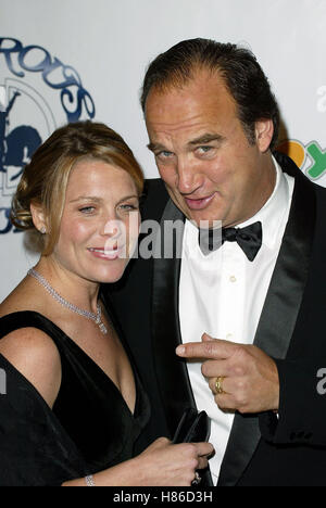 JAMES BELUSHI & FEMME 15E CAROUSEL OF HOPE BALL Beverly Hilton Hotel BEVERLY HILLS LA USA 15 Octobre 2002 Banque D'Images