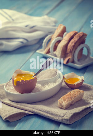 En cuillère trempé dans l'oeuf à la coque pour le petit déjeuner Banque D'Images