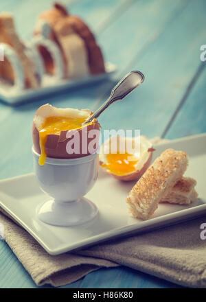 Oeufs à la coque avec toast rack Banque D'Images