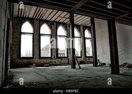 Une photo de l'intérieur d'un vieux bâtiment industriel abandonné. Banque D'Images