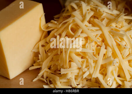 Cheville de jaune et de fromage râpé sur plank Banque D'Images