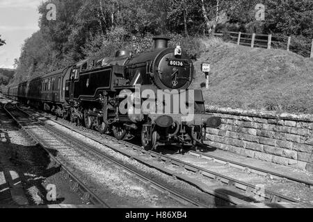 Numéro de réservoir Standard 80136 à Goathland pendant l'automne gallois sur le gala vapeur NYMR North York Moors Railway. Banque D'Images