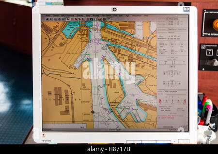 La navigation dans le port de Hambourg par carte sur un ordinateur d'un grand porte-conteneurs Banque D'Images