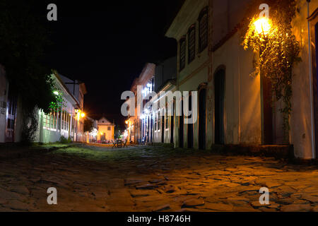 Street View de Paraty de nuit Banque D'Images