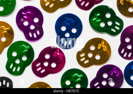 Mystique - Confettis Halloween skulls réparties sur fond blanc Banque D'Images