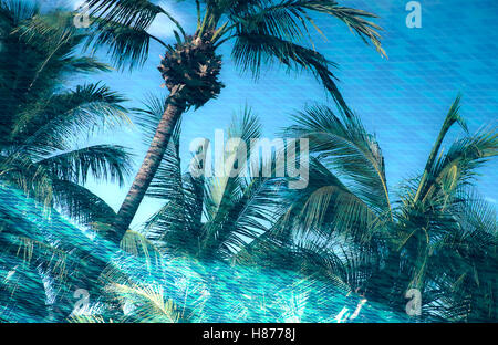 Ton HDR Effet du magnifique paysage de la réflexion des cocotiers, à côté d'une piscine d'eau. Avec la piscine de mosaïque Banque D'Images