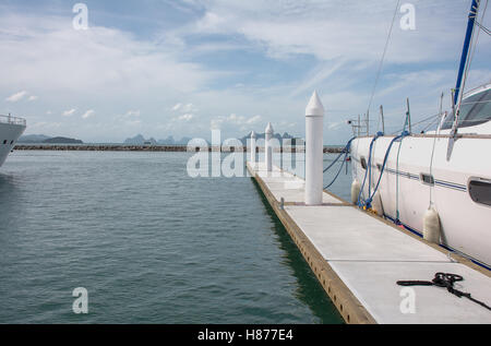 Voiliers dans le port (quais de bateaux), yachts et voiliers de luxe à Ao Po, Paklok ,Phuket ,Thaïlande Banque D'Images