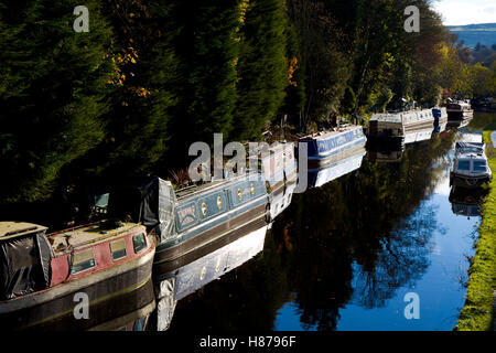 Les chalands amarrés sur le canal de Rochdale à Hebden Bridge, West Yorkshire Angleterre Banque D'Images