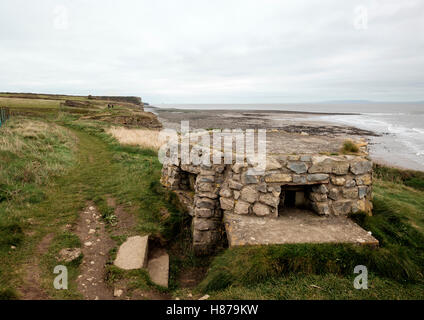 Sur le bunker de pierre de la côte du Glamorgan sentier près de Llantwit Major Banque D'Images