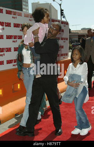 EDDIE MURPHY & FAMILLE DADDY DAY CARE PREMIERE FILM NATIONAL MANN WESTWOOD LOS ANGELES USA 04 mai 2003 Banque D'Images