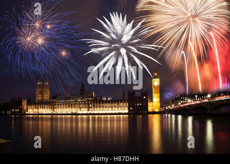 D'artifice explosif autour de Big Ben. Le réveillon du Nouvel An dans la ville - célébration Contexte Banque D'Images