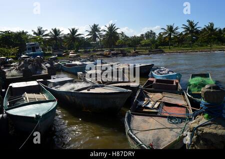 Plusieurs bateaux de pêche dans une crique Samara Banque D'Images