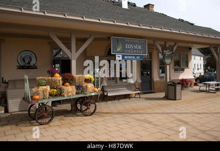 Mystic Connecticut USA La petite station de chemin de fer à Mystic CT avec un chariot de foin décorés Banque D'Images