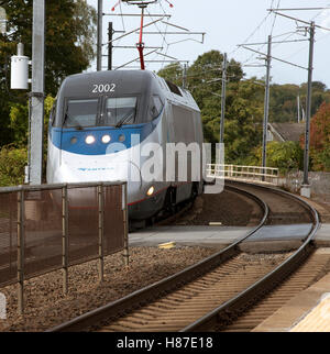 Mystic Connecticut USA train de passagers sur le Boston à Philadelphie en passant par service Mystic railroad station Banque D'Images