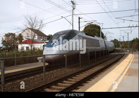 Mystic Connecticut USA train de passagers sur le Boston à Philadelphie en passant par service Mystic railroad station Banque D'Images