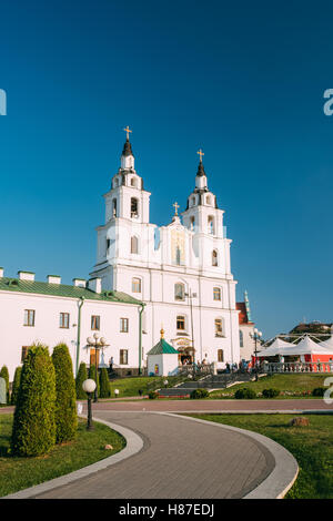 Minsk, Belarus. Voir l'édifice baroque de blanc de cathédrale de l'Esprit-Saint, temple principal de l'Eglise Orthodoxe biélorusse, célèbre Landm Banque D'Images