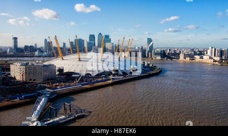 Vue sur le dôme du millénaire et de Canary Wharf à partir de la télécabine Emirates Air Line cable car sur la Tamise Londres UK Banque D'Images